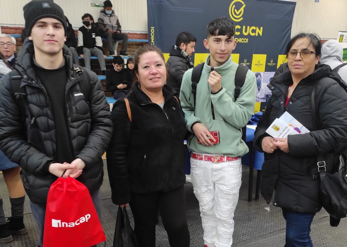 Estudiantes visitan Feria Vocacional en Cañete.
